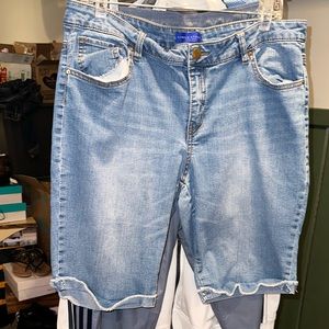 Womens simply styled shorts size 16